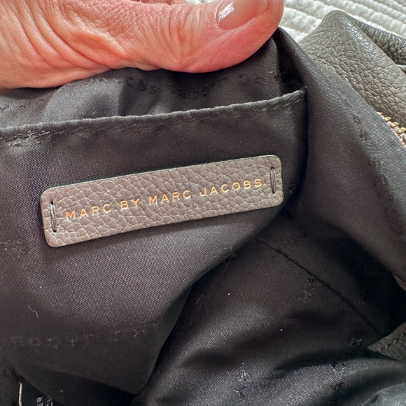 Marc by Marc Jacobs gray pebbled leather hobo with cross body strap - Picture 2 of 10